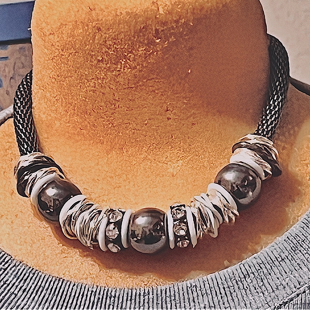 Blsck Metal Balls And Rhinestones Necklace 18$